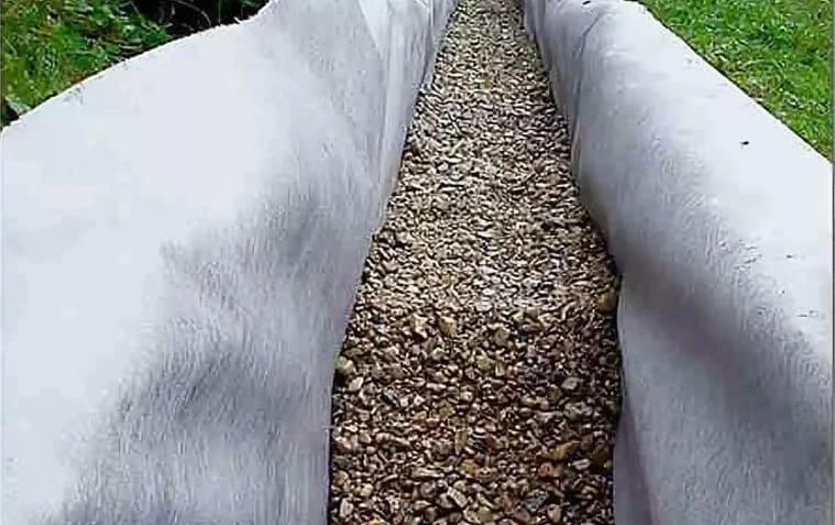 Замена щебня при обустройстве бюджетной дренажной системы