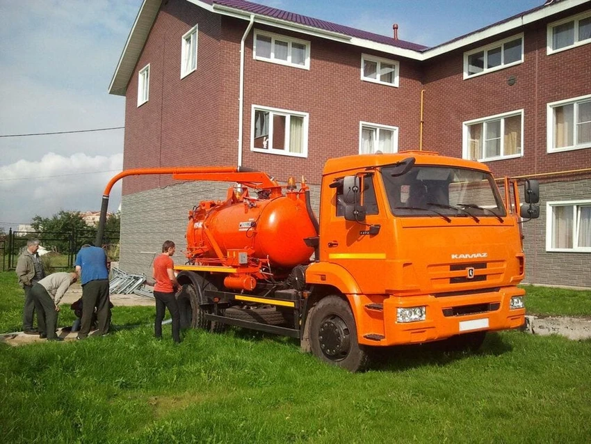 Автоматическая откачка дренажного колодца с помощью илососа